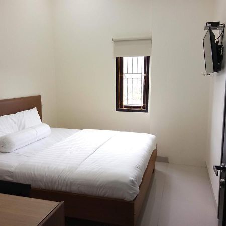 Clean & Comfort Homestay Амбон Екстериор снимка