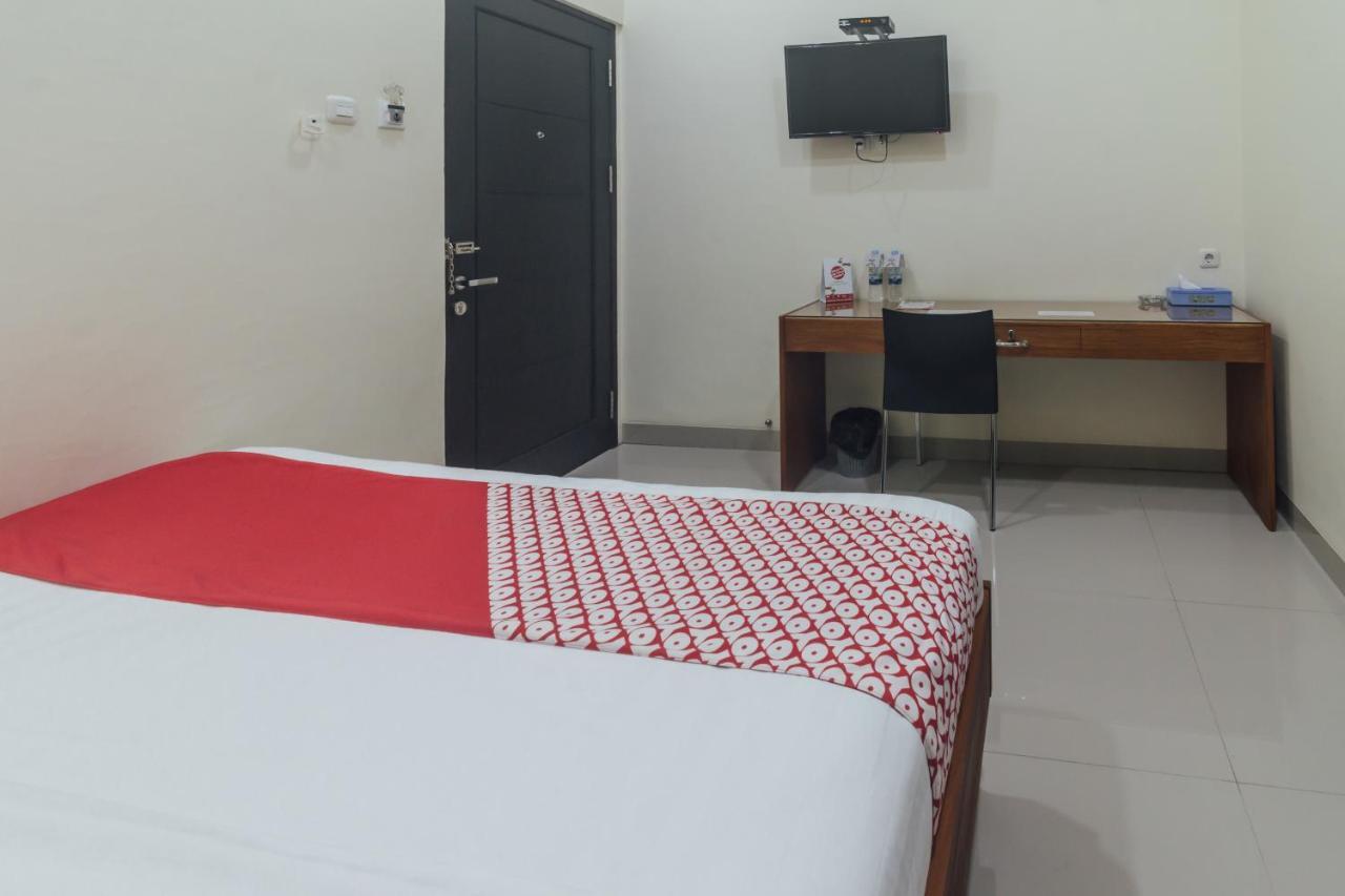 Clean & Comfort Homestay Амбон Екстериор снимка