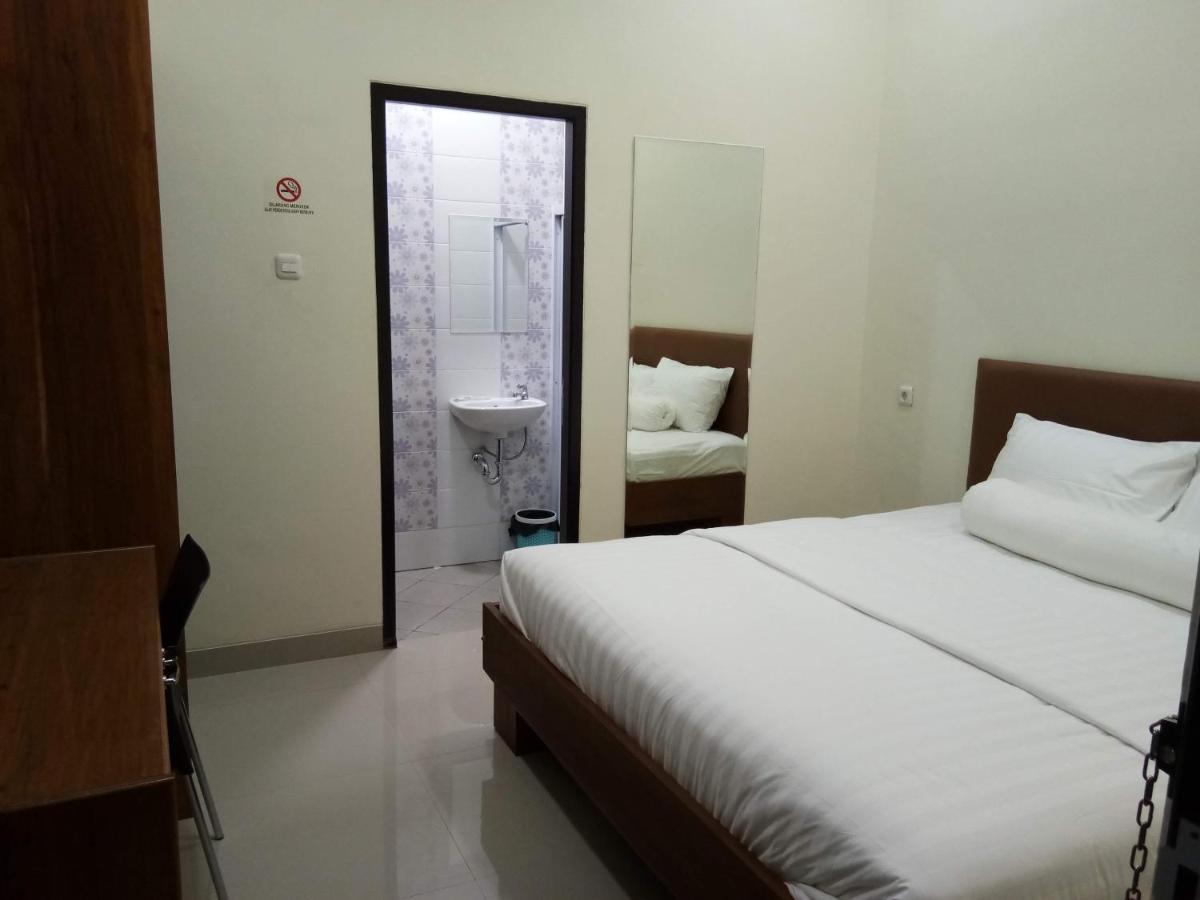 Clean & Comfort Homestay Амбон Екстериор снимка