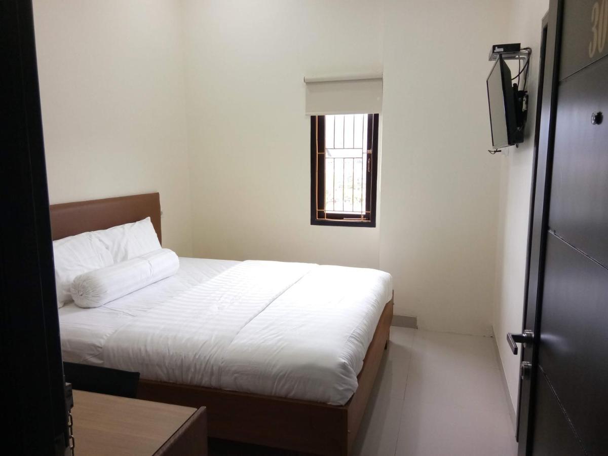 Clean & Comfort Homestay Амбон Екстериор снимка